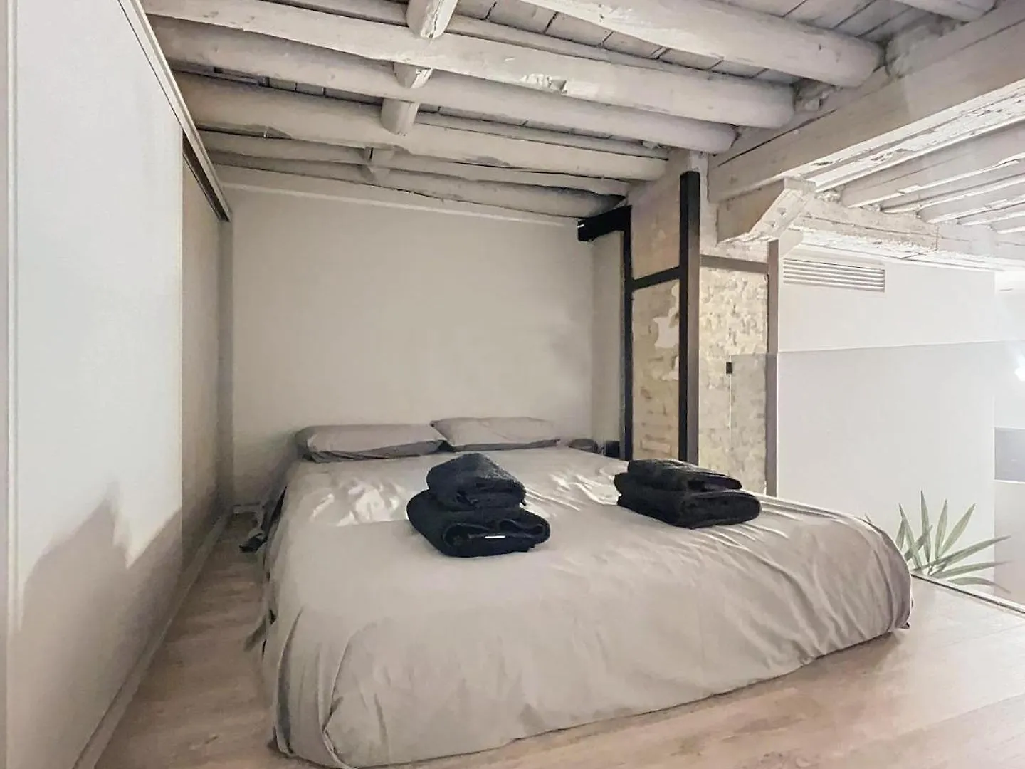 H&H Suite Santa Paula contacts